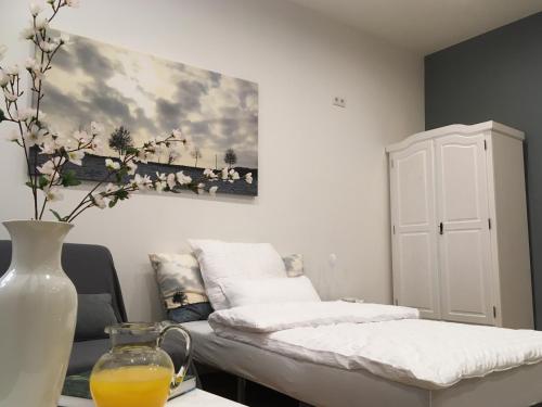 a room with a bed and a vase on a table at City-Apartment Ohligs in Solingen