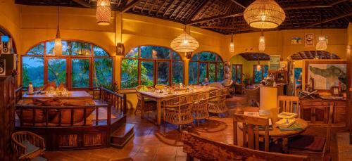 Sarinbuana Eco Lodge tesisinde bir restoran veya yemek mekanı