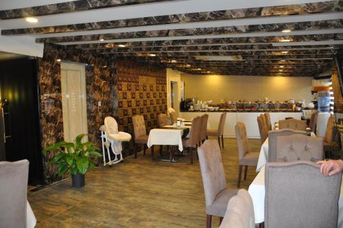伊斯坦堡的住宿－老城金雨酒店，一间带桌椅和柜台的餐厅
