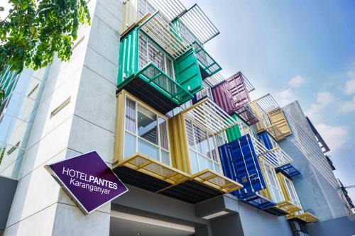 三寶壟的住宿－HOTEL PANTES SIMPANG LIMA SEMARANG，建筑的侧面设有色彩缤纷的阳台