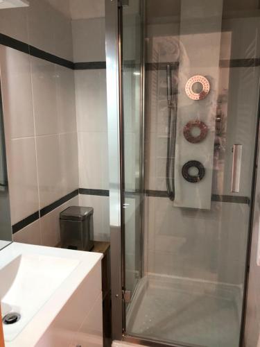 eine Dusche mit Glastür im Badezimmer in der Unterkunft Villa Magaly T4 à 50 m de la plage de Valras centre in Valras-Plage