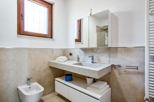 A bathroom at Villa Santoro ai TRE Ulivi con Piscina Privata