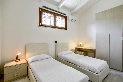 A bed or beds in a room at Villa Santoro ai TRE Ulivi con Piscina Privata