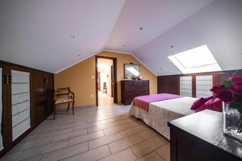 a bedroom with a bed and a dresser in a room at VIVIENDA EXCLUSIVA Y CÉNTRICA in Villanueva de Arosa