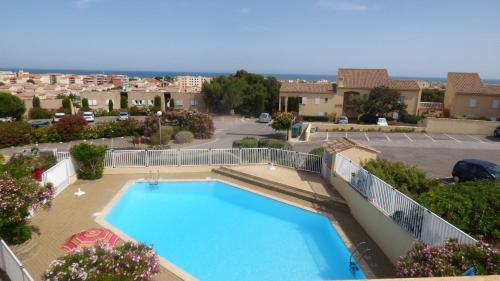- une vue sur la piscine dans un parking dans l'établissement Studio, Les Foulquines, Narbonne Plage, à Narbonne