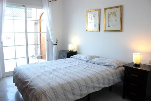 - une chambre avec un lit et deux lampes sur les tables dans l'établissement Jabeque 1 Dormitorio, à Estepona