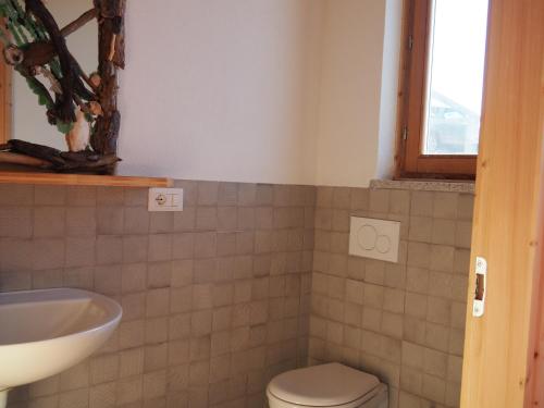 a bathroom with a toilet and a sink at Stazzu Giasti Agriturismo in Aglientu