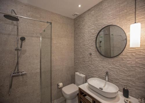 Bilik mandi di Anemelia Luxury Apartments