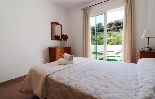 um quarto com uma cama com uma toalha em Apartment Burrianabeach C Spainsunrentals 1189 em Nerja