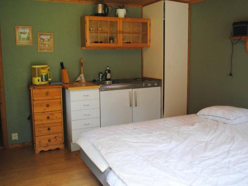 HåcksvikにあるHoliday Home Påarpsのベッドルーム(白いベッド1台付)、キッチン