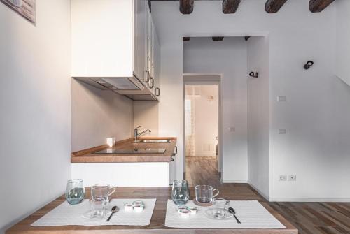 蒙塞利切的住宿－Appartamenti Monte Selce，厨房配有带玻璃杯和水槽的桌子