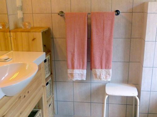 UalandにあるThree-Bedroom Holiday home in Ualandのピンクのタオル2枚、シンク付きのバスルーム