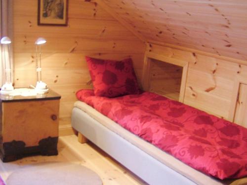 UalandにあるThree-Bedroom Holiday home in Ualandのログキャビン内のベッドルーム1室