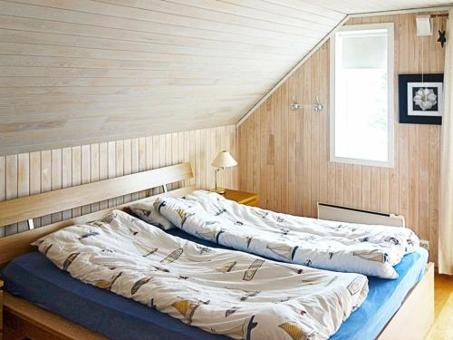 2 ampi letti in una camera con pannelli in legno di 9 person holiday home in GURSKØY-By Traum a Kjellsund