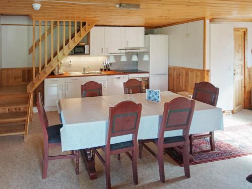 6 person holiday home in TORSBY في Överbyn: مطبخ مع طاولة وكراسي في غرفة