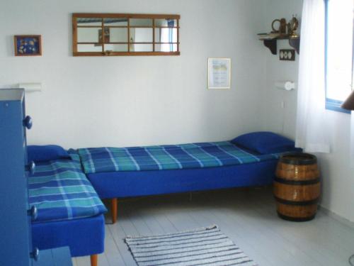 una camera con un letto blu e una botte di legno di One-Bedroom Holiday home in Stenungsund a Stenungsund