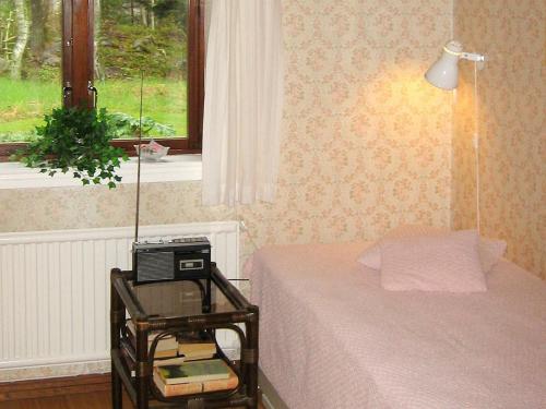 Yxnerumにある7 person holiday home in ÅTVIDABERG-By Traumのベッドルーム1室(ベッド1台、電話、窓付)