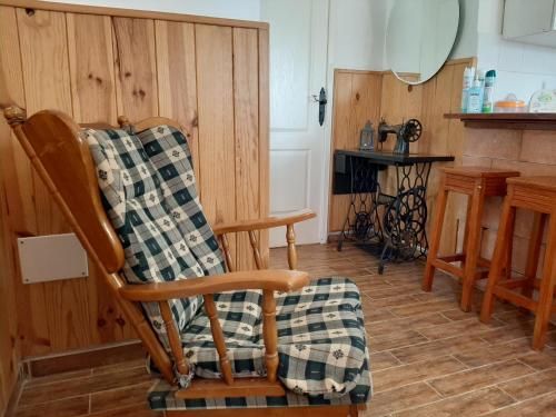 a rocking chair in a kitchen with a table at Barrancolaurel in Moya