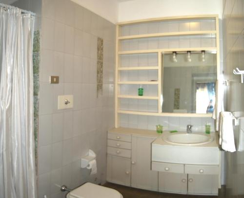 La salle de bains est pourvue d'un lavabo, de toilettes et d'un miroir. dans l'établissement Guesthouse La Rocca, à Grassobbio