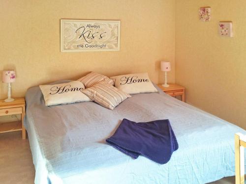 Un dormitorio con una cama con almohadas. en One-Bedroom Holiday home in Hjältevad en Svenstorp