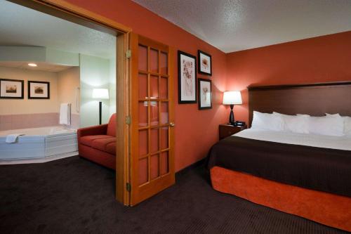 Katil atau katil-katil dalam bilik di AmericInn by Wyndham Worthington