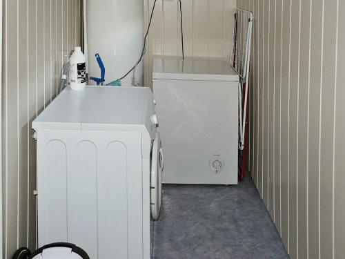 Vonios kambarys apgyvendinimo įstaigoje Two-Bedroom Holiday home in Lauvstad 1