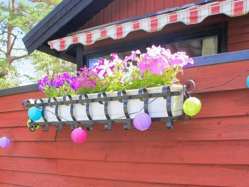 eine Fensterbox mit einem Blumentopf auf einem Haus in der Unterkunft 7 person holiday home in LIDK PING in Lidköping