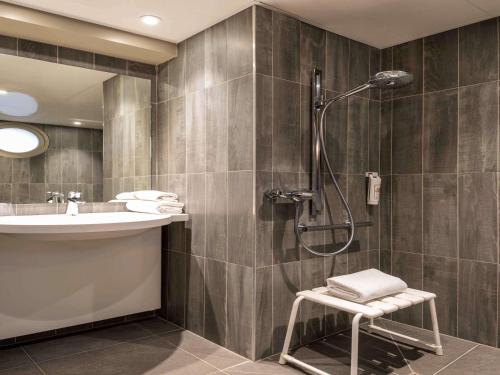 A bathroom at ibis Paris Alesia Montparnasse