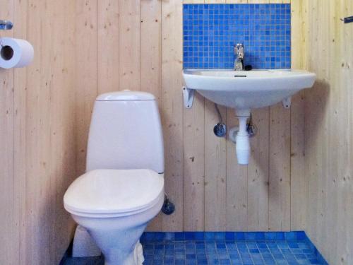 Ett badrum på Two-Bedroom Holiday home in Utvik 1