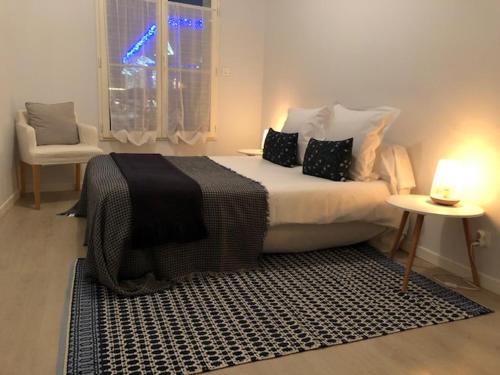 Tempat tidur dalam kamar di Meublé d'affaires place Dupleix