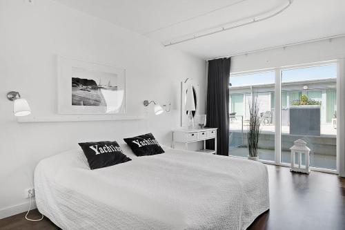 Säng eller sängar i ett rum på Hotell Kungshamn Suites
