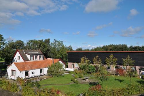 an aerial view of a house with a yard at De Vrijheid-Melkstal in De Cocksdorp