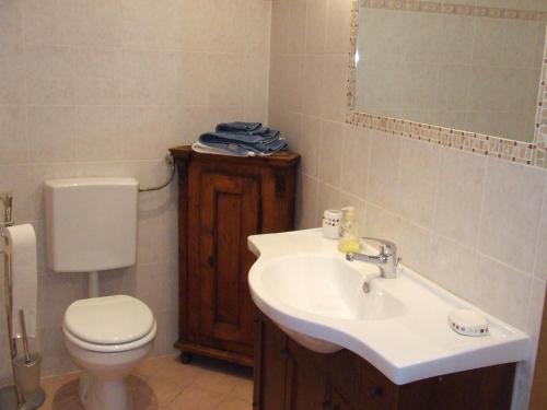 トリエステにあるChiara B&bのバスルーム(洗面台、トイレ、鏡付)