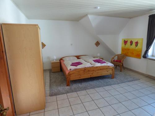 a bedroom with a bed in the corner of a room at Ferienwohnung am Stadtpark in Xanten