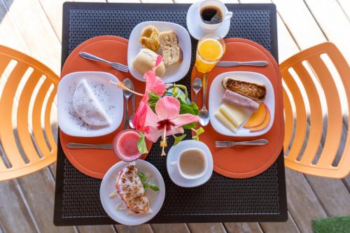 ein Tablett mit Frühstückszutaten auf dem Tisch in der Unterkunft Pousada Un Paso del Mar in Porto De Galinhas