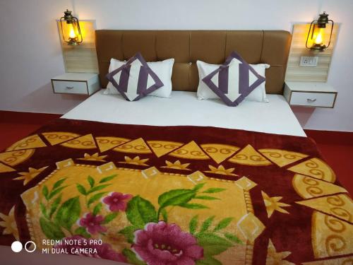 una camera da letto con un grande letto con una coperta sopra di Hotel travel inn a Meerut