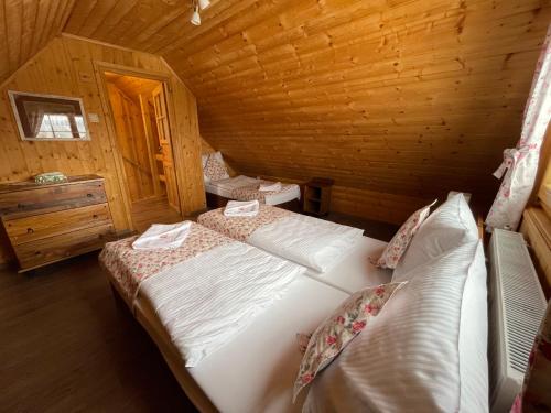 Ένα ή περισσότερα κρεβάτια σε δωμάτιο στο Chata Wuja Toma