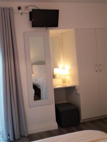 Habitación de hotel con espejo y cama en Lettermore Apartment 2 en Rathdrum