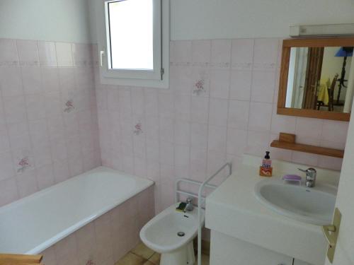 Phòng tắm tại Villa Pour 4 Personnes Avec Piscine En Copropriete- Residence Le Bosquet Aux Ecureuils