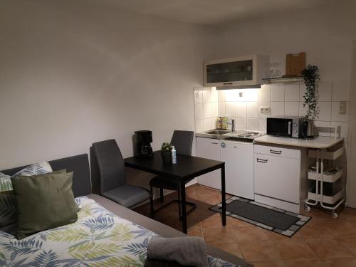 Il comprend un salon avec un canapé et une table. dans l'établissement Gemütliches Apartment in attraktiver Lage, à Göttingen