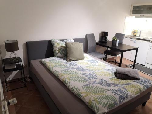 Cama en una sala de estar con mesa en Gemütliches Apartment in attraktiver Lage, en Gotinga
