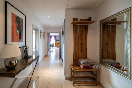 a hallway with a mirror and a table and a lamp at FeWo Kunstquartier in Ziesendorf
