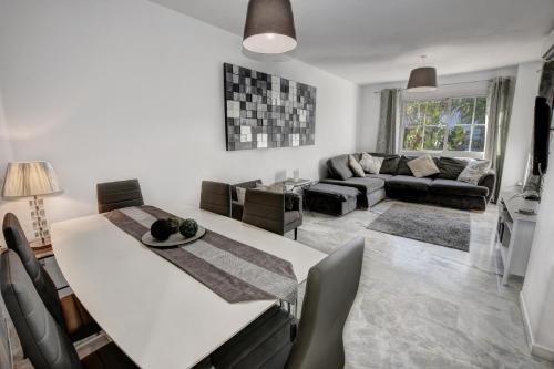 TIMON II, Luxury 3 bedroom Beachside Apartment