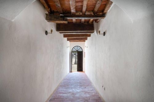 an empty hallway with a brick floor and a ceiling at Il Mercato - Appartamento con vista in Sinalunga