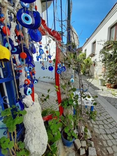 a wall with blue and red decorations on it at Sığacık Antik Otel in Siğacık