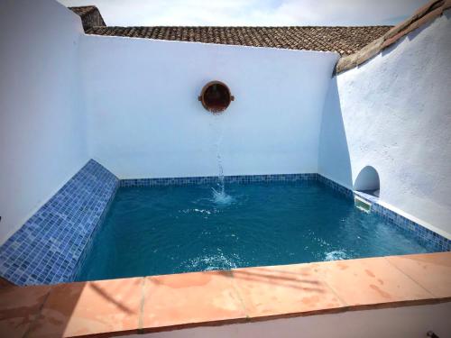 Una pequeña piscina de agua en una habitación con en Casa Rural Sierra Tórtola 1, en Hinojales