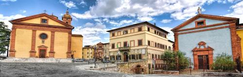 a group of buildings with a church and a clock tower at Il Mercato - Appartamento con vista in Sinalunga