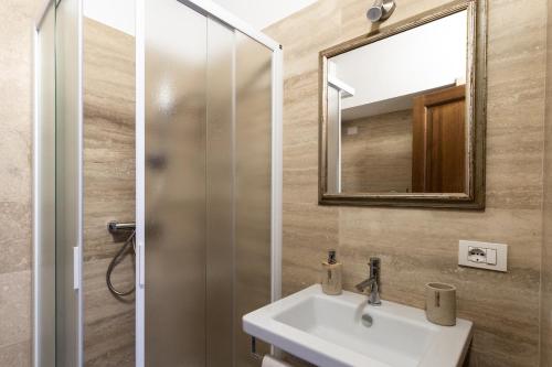 a bathroom with a sink and a mirror at Il Mercato - Appartamento con vista in Sinalunga