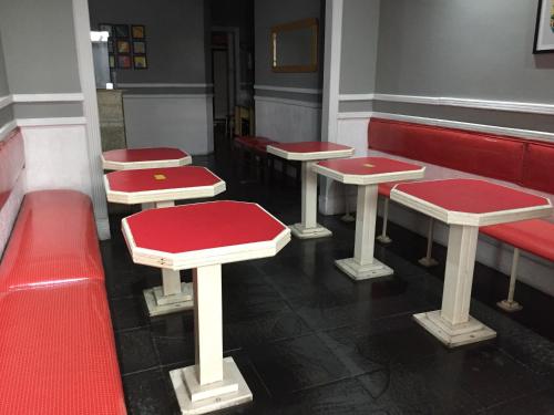 uma fileira de bancos com assentos vermelhos em uma sinagoga em Novo Hotel Barro Preto em Belo Horizonte