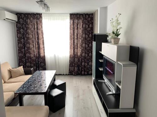 uma sala de estar com um sofá e uma mesa em Welcome home em Stara Zagora